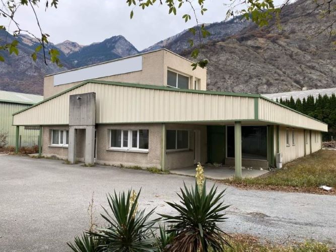 A louer/vendre, un local d'activités de 600 m² à La Tour en Maurienne
